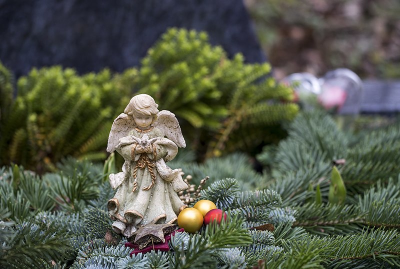 File:Heilbronn - Böckingen - Friedhof - Abdeckreisig, Engelsfigur und Christbaumkugeln (1).jpg