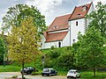 Kirche mit Ausstattung sowie ehemaliger Kirchhof mit Eisenkreuz auf Sockel vor der Kirche