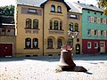 Altmarkt in Hohenmölsen mit einer Glocke der Großgrimmaer Kirche als Denkmal für diesen vom Braunkohlenbergbau zerstörten Ort