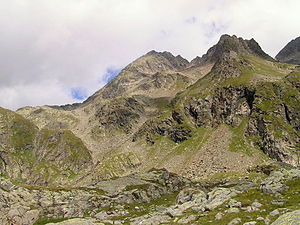 The Hohe Perschitzkopf (center) seen from the southeast.  The apparently highest point half right is the Eastern Perschitzkopf (3077 m)