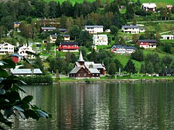 Хол, от другата страна на Holsfjorden.jpg