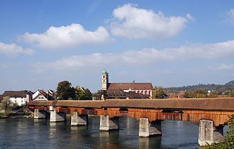 Trebroen som forbinder den tyske byen Bad Säckingen med byen Stein i Sveits. er Europas lengste bro av tre.