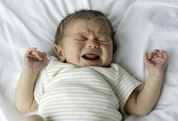 Ребенок 6 месяцев беспокойный. Беспокойный младенец. Новорожденный ребенок. Ребенок плачет. Плач новорожденного.