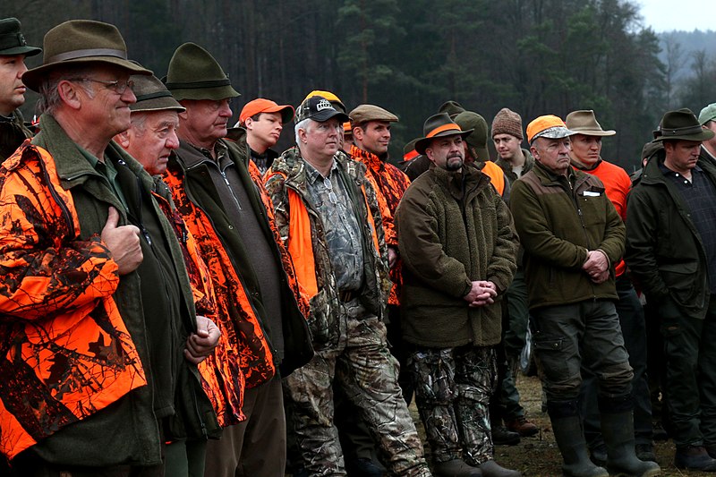 File:Hunt organizer briefing hunters 02.jpg