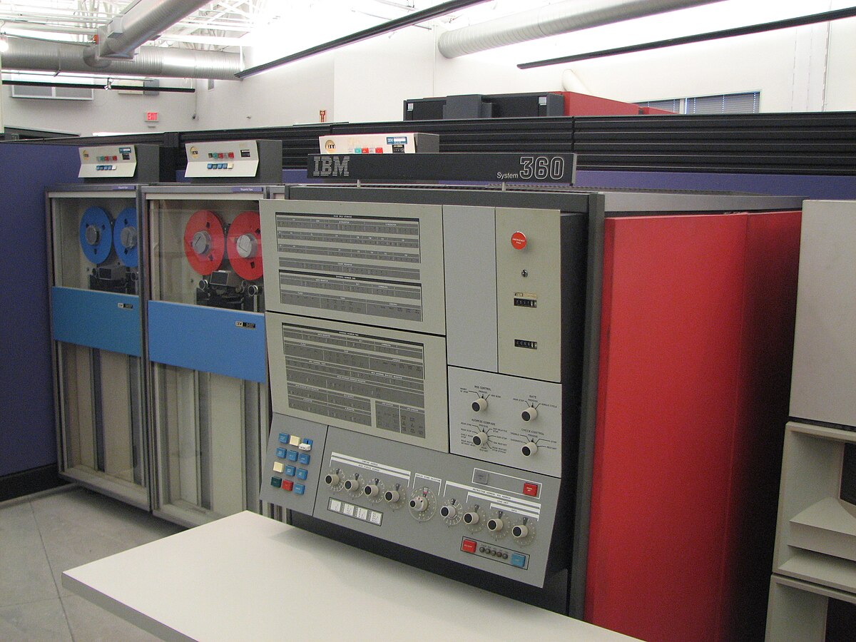Fichier:IBM System360 Mainframe.jpg — Wikimedia Commons