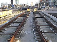 Nieuwgelegde tramrails voor de IJtram op de De Ruijterkade
