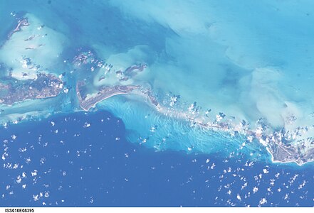 Cayo Tablones (en haut à gauche)[c 42], cayo Cantiles[c 43] ou/et Ciprey[c 44] (gauche), cayo del Pasaje[c 45] au-dessus du cayo del Rosario[c 46] (centre gauche), cayo Rico[c 56] (centre droite), cayo Largo (droite)