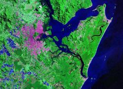 Satellitenaufnahme: Joinville an der Baía da Babitonga mit Canal do Linguado, gegenüber die Ilha de São Francisco do Sul