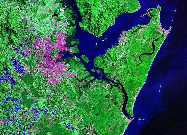 Satellitenaufnahme mit der Baía de Babitonga (Mitte), Joinville (links) und der Ilha São Francisco do Sul (rechts).