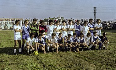 23/01: Futbolistes del València CF i la UD Alginet en la inauguració del Camp de la Forana, 1980.