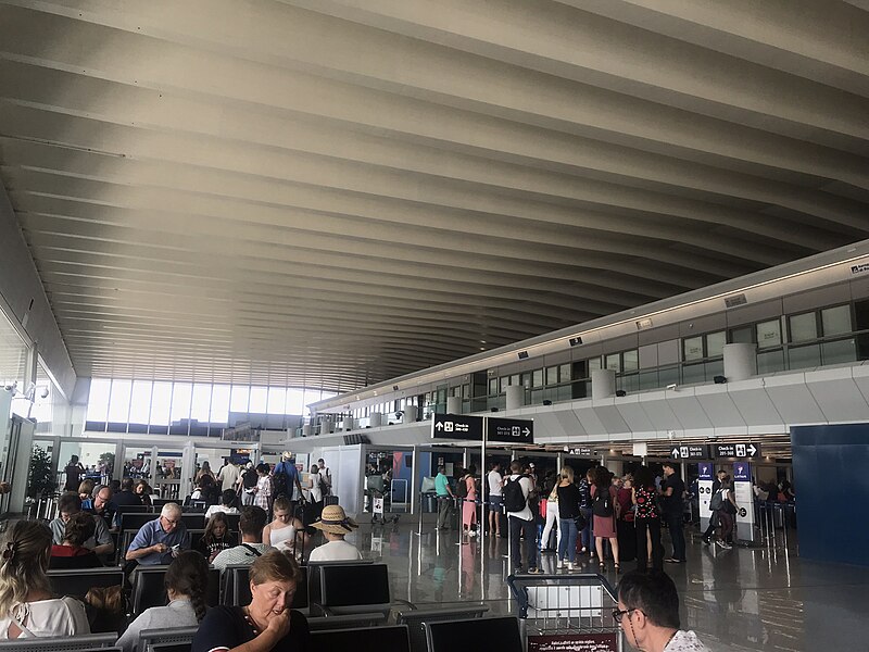 File:Inside rome airport; 08.07.19.jpg