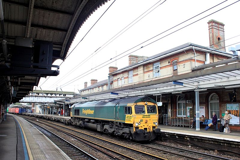 File:Ipswich - Freightliner 66558 with up container train.jpg