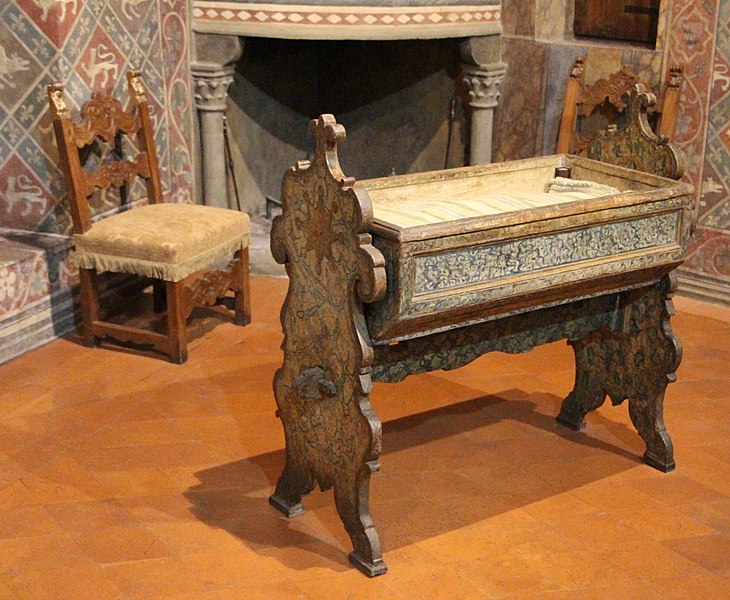 File:Italia, culla rustica in legno dipinto, XVIII sec., e sedia nana toscana, XVII sec.jpg