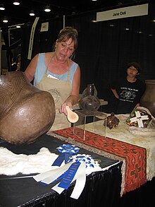 Джейн Ости нации чероки, с ее отмеченной наградами керамикой, в 2006 году 