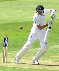 Joe Root spielt einen Schuss