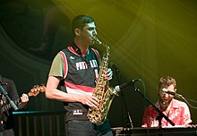 Beschreibung von Joey Dosik-auf Saxophon-am-Kristall-Ballsaal-Mai-26-2017.jpg Bild.