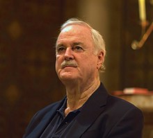 Cleese lacht