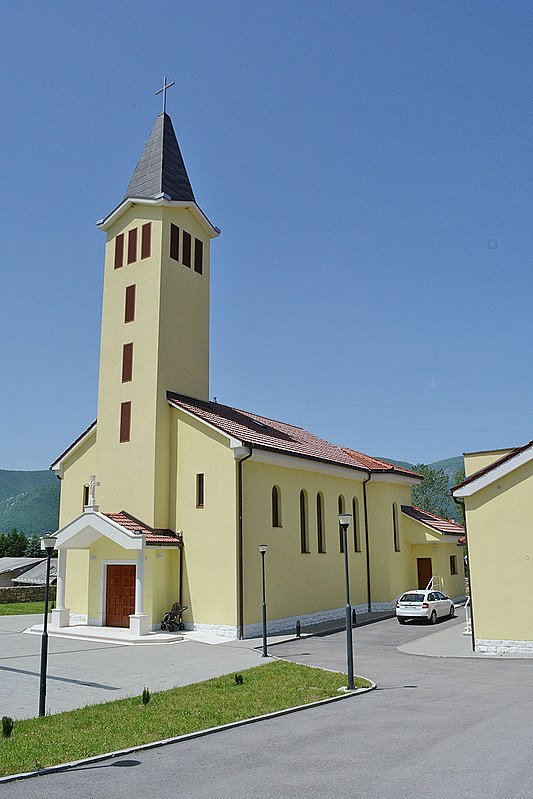 Katolička crkva u Donjem Lapcu.jpg