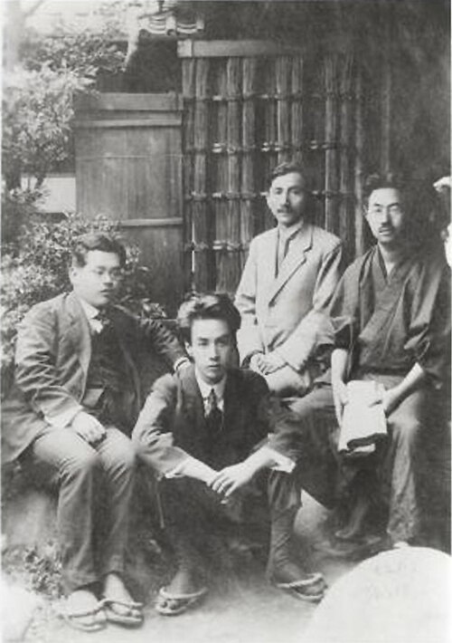 1919年（大正8年）長崎滞在中の写真。左から2番目が芥川龍之介、一番左は菊池寛。Wikipediaより