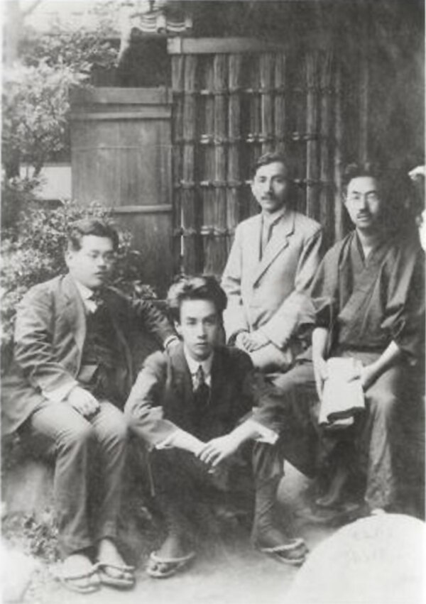 A set photograph of 1919. The second subject from the left is Akutagawa. On the far left is Kan Kikuchi.
