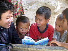Ein eldre elev les for yngre elevar
