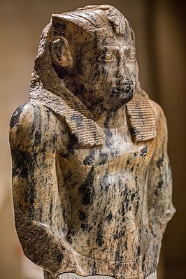 Kneeling_portrait_statue_of_pharaoh_Sesostris_I_05.jpg