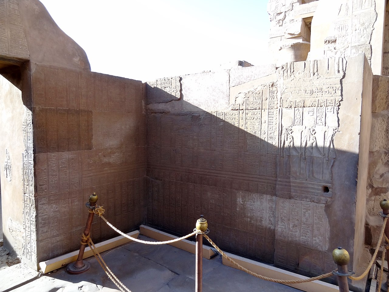 Ком Омбо - древний храм бога-крокодила Себека храма, фунтов, Себека, крокодилов, храмом, справа, только, слева, Египте, Хатхор, часть, Проход, считается, видно, стенах, этого, небольшой, фасада, осталось, активно