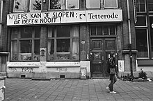 Tetterode in 1984 with a banner supporting the Wyers squat Kraakpand Rode Tetter (Tetterode) in Amsterdam, Bestanddeelnr 933-1161.jpg