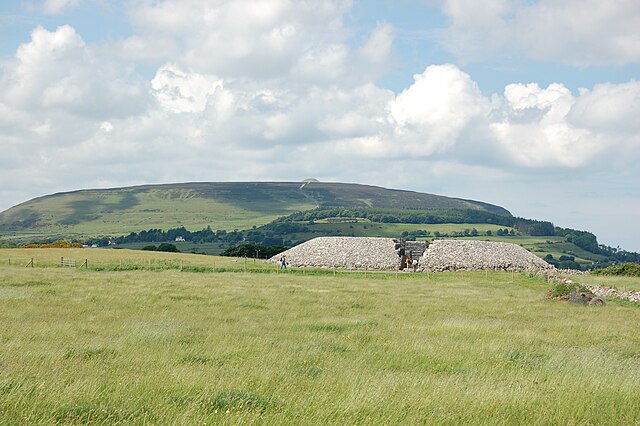 Gesamtansicht; links im Hintergrund der Knocknarea