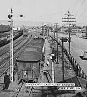 Lokasi sempit-gauge Solomontown station (pusat, dimana gadis itu) di Port Pirie ca 1950 (kanan SLSA B 23640).jpg