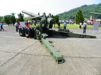 M115 203mm榴彈砲左後方。