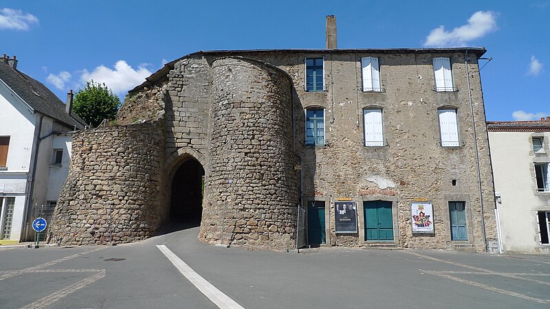 File:MAULEON. France. Département des deux Sèvres. Entrée des fortifications.jpeg