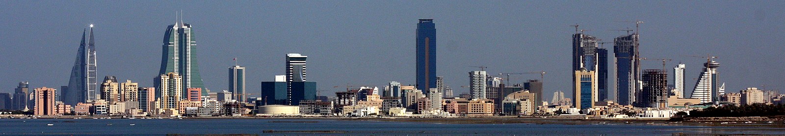 Een panorama van de skyline van Manama van links naar rechts: 1. De tweelingtorens van het Bahrain World Trade Center. 2. De tweelingtorens van de Bahrain Financial Harbour. 3. De Nationale Bank van Bahrein-toren (het kleine gebouw naast de BFH). 4. De Almoayyed Tower (de middelste wolkenkrabber). 5. Het Abraj Al Lulu project (drie torens in aanbouw rechts)