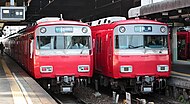 正面が非貫通となった6000系9次車（左）と6500系2次車（右）。6500系2次車・6000系10次車からは標識灯が変更された