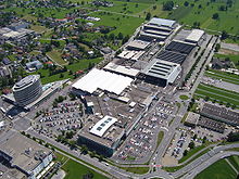 Blick auf das Gewerbegebiet West mit dem Messepark, dem Messegelände und dem „Panoramahaus“