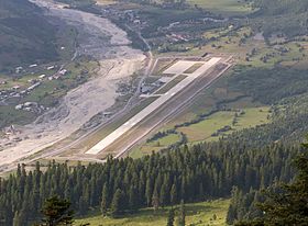 Взлетно-посадочная полоса аэропорта Местиа царицы Тамары - Сванетия, Грузия.jpg