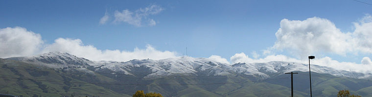 https://upload.wikimedia.org/wikipedia/commons/thumb/c/c0/Mission-Peak-Snow.jpg/760px-Mission-Peak-Snow.jpg