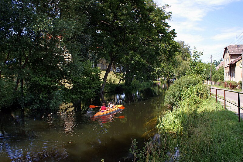 File:Mlynowka near Trzebiatow palace 2009-07.jpg