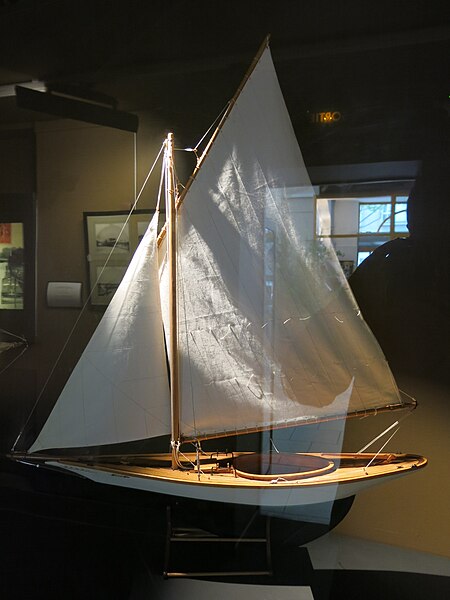 File:Model of sailing yacht Roastbeef.jpg