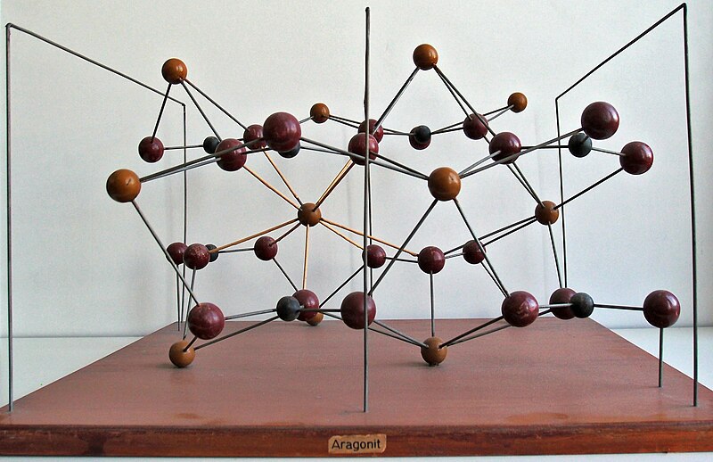 File:Modell der Kristallstruktur des Minerals Aragonit (2).jpg