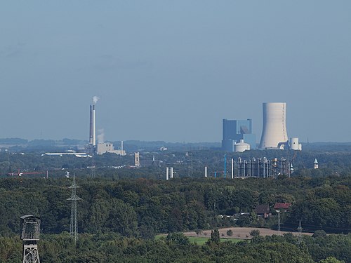 im Norden die Chemieanlagen von Rütgers, die Lambertuskirche in Henrichenburg, dahinter das Kraftwerk Datteln