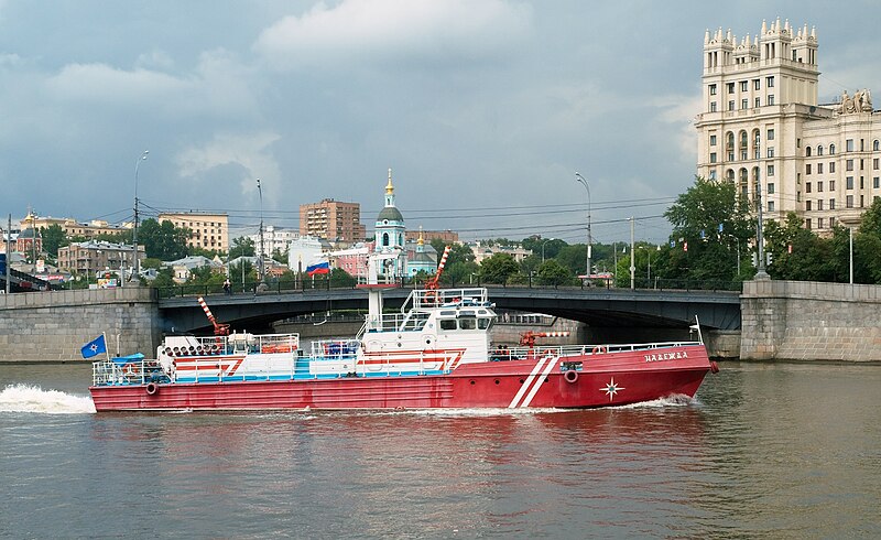 File:Moscow river, Nadezhda firefighter.jpg