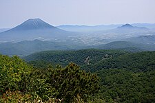 山頂より望む羊蹄山（左）と尻別岳（右）