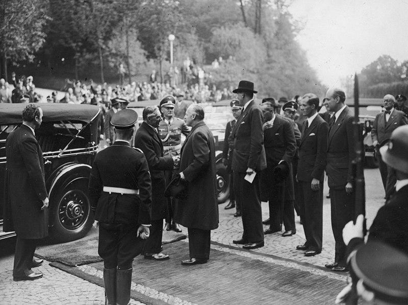 File:Munich Agreement (Münchener Abkommen) 1938-09-29 Arrival of Neville Chamberlain, Joachim Ribbentrop, Alexander von Dörnberg, etc in Munich. Narodowe Archiwum Cyfrowe 3 1 0 5 262 5 1 111266 No known copyright.jpg