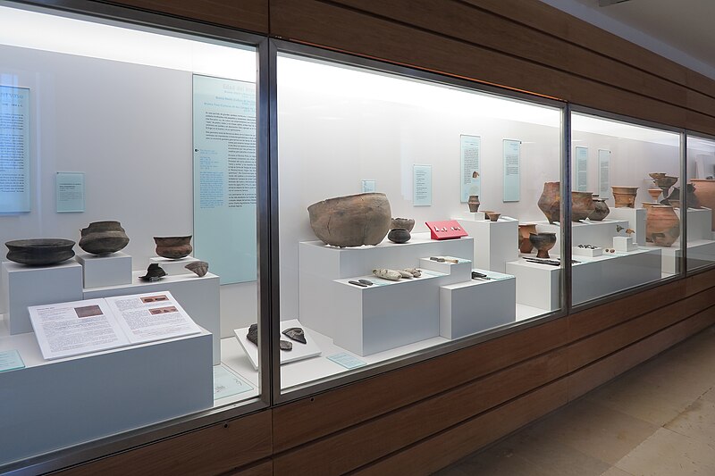 File:Museo de Segovia, sala Edad del Bronce.jpg