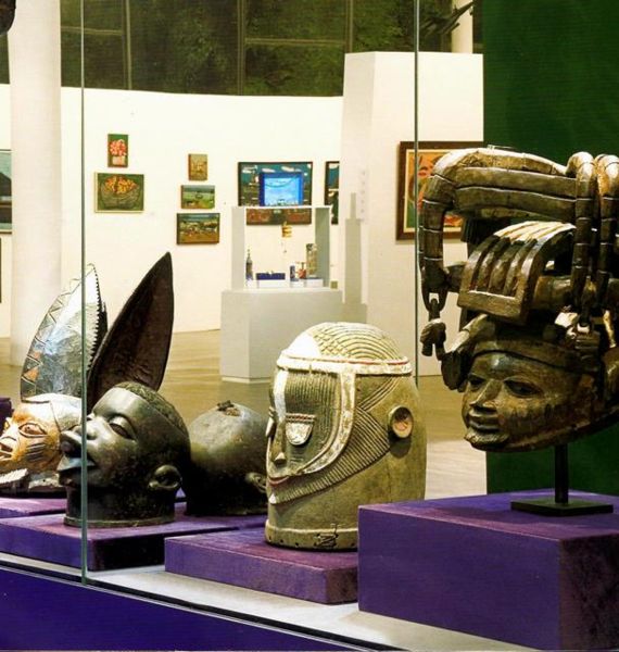 File:Museu Afro Brasil - Vitrine com máscaras africanas.jpg