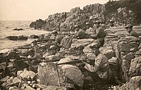 Män ur Landstormen på en klippig strand