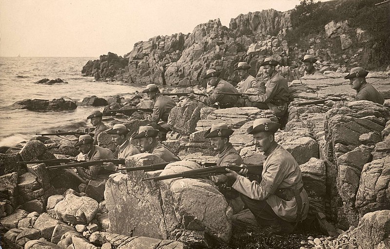 File:NMA.0033460 Män ur Landstormen på en klippig strand.jpg