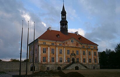 Kuidas ühistranspordiga sihtpunkti Narva Raekoda jõuda - kohast