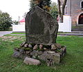 English: Stone monument in Nawiady Polski: Pomnik przed kościołem w Nawiadach